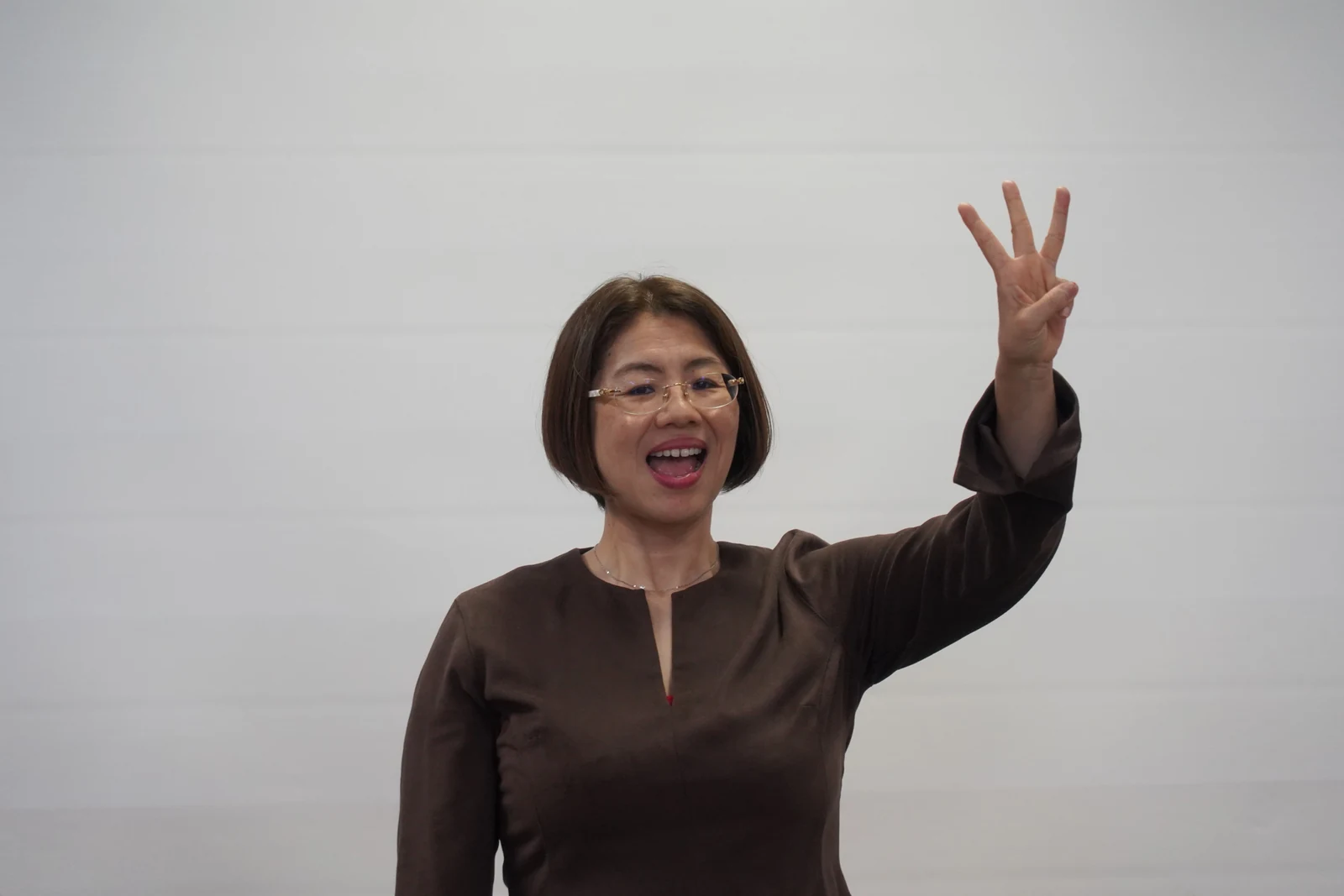 Atsuko Maruyama smiling and raising one hand during a demonstration at Moriyama Library