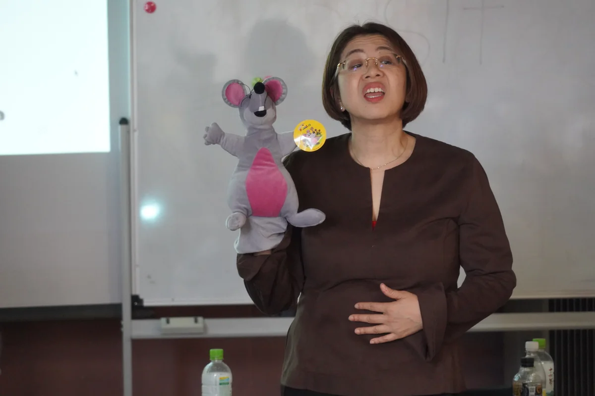 Atsuko Maruyama demonstrating a teaching activity with a mouse puppet